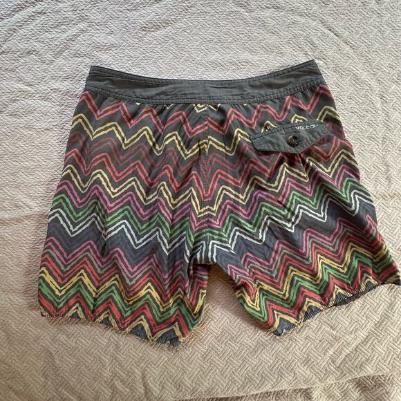 Volcom Chevron Swim Trunks Board Shorts Men's Rainbow Stripe Gray - Picture 2 of 7